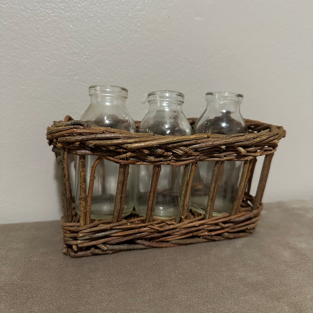 Rustic Wicker Basket with 3 Clear Glass Bud Vases Farmhouse Decor Accent